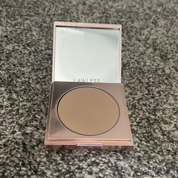 LAWLESS | Talc Free Skin Smoothing Powder - Picture 3 of 5